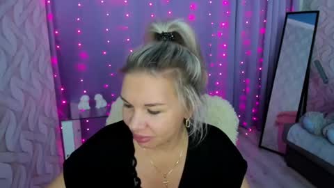 Snapshot of juliapeachh chatting on 12-20-24, 08:45 Julia online show from 12-20-24, 08:45