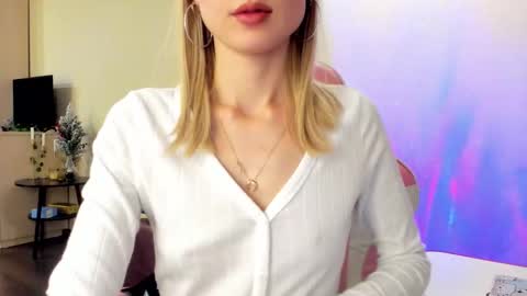 Julie online show from 11-05-25, 04:40