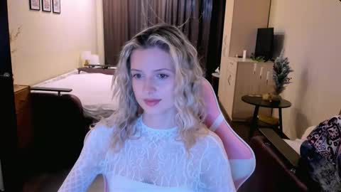 Julie online show from 11-08-25, 03:18