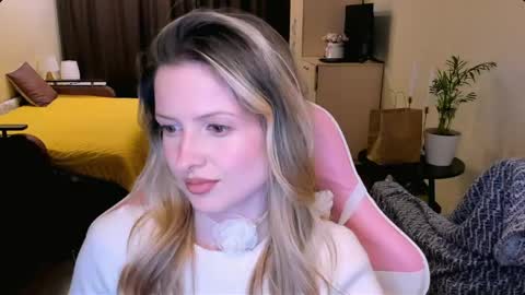 Snapshot of julie_flores chatting on 04-18-26, 04:22 Julie online show from 04-18-26, 04:22