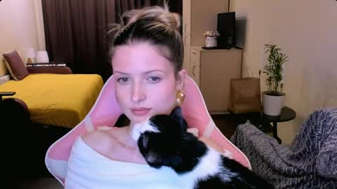 Snapshot of julie_flores chatting on 04-19-26, 06:10 Julie online show from 04-19-26, 06:10