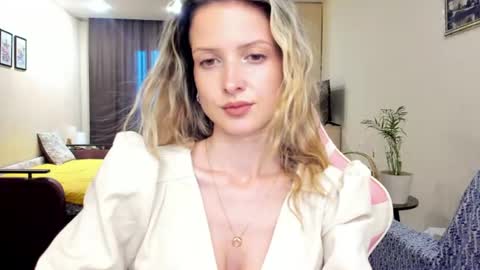 Snapshot of julie_flores chatting on 06-20-26, 02:42 Julie online show from 06-20-26, 02:42