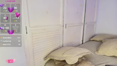 Snapshot of julieta_aguilar chatting on 12-20-24, 11:47 Juli online show from 12-20-24, 11:47