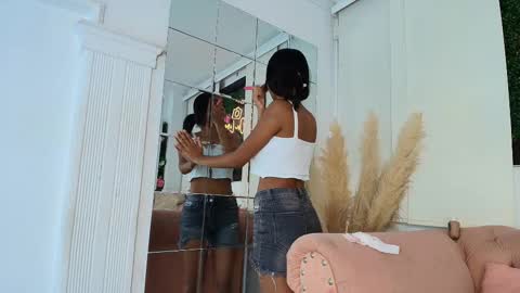 Snapshot of julieta_aguilar chatting on 11-02-25, 07:38 Juli online show from 11-02-25, 07:38