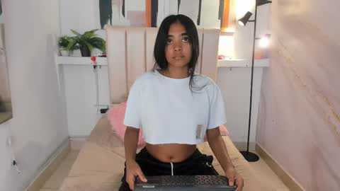 Snapshot of julieta_aguilar chatting on 11-15-25, 08:27 Juli online show from 11-15-25, 08:27