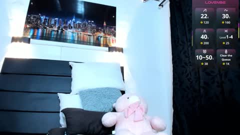 Snapshot of julieta_coopeer_ chatting on 10-20-25, 10:59 Julieta online show from 10-20-25, 10:59