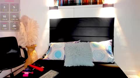 Snapshot of julieta_coopeer_ chatting on 11-09-25, 10:24 Julieta online show from 11-09-25, 10:24