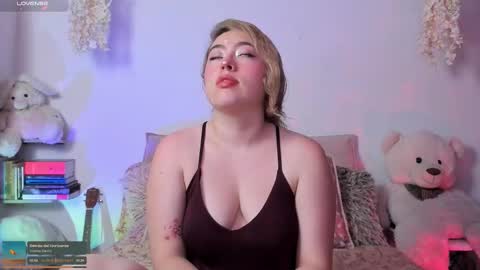 Snapshot of julieta_cooper20 chatting on 01-13-26, 04:07 Juli online show from 01-13-26, 04:07