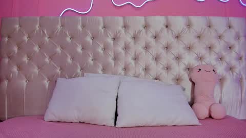 Snapshot of julieta_cortes__ chatting on 02-17-26, 12:12 Julieta online show from 02-17-26, 12:12