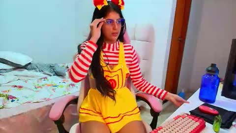 Snapshot of julieta_rose19 chatting on 10-31-25, 03:29 julieta_rose19 online show from 10-31-25, 03:29