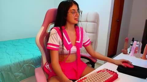 Snapshot of julieta_rose19 chatting on 11-12-25, 01:50 julieta_rose19 online show from 11-12-25, 01:50