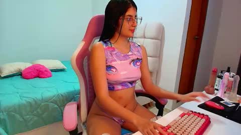 Snapshot of julieta_rose19 chatting on 11-14-25, 01:37 julieta_rose19 online show from 11-14-25, 01:37