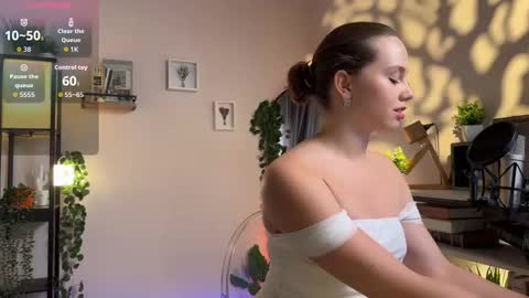 Snapshot of juliette_junson chatting on 09-23-25, 02:09 Julie online show from 09-23-25, 02:09