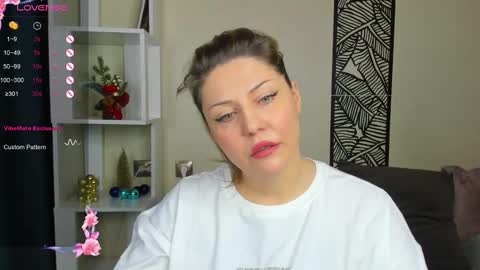 Snapshot of jully_rox chatting on 12-08-24, 01:35 Jully online show from 12-08-24, 01:35