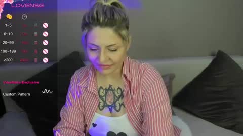 Snapshot of jully_rox chatting on 02-09-25, 10:09 Jully online show from 02-09-25, 10:09