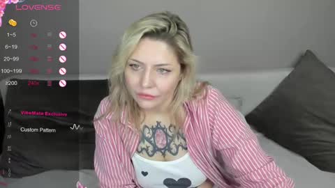 Snapshot of jully_rox chatting on 02-10-25, 08:42 Jully online show from 02-10-25, 08:42