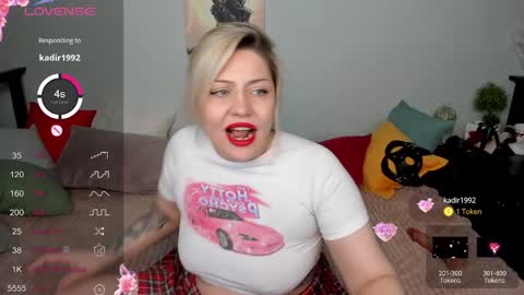 Snapshot of jully_rox chatting on 02-17-25, 03:09 Jully online show from 02-17-25, 03:09