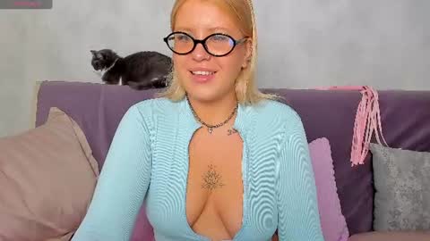 Snapshot of just_alex__ chatting on 07-12-26, 12:23 Alex Alexandra online show from 07-12-26, 12:23