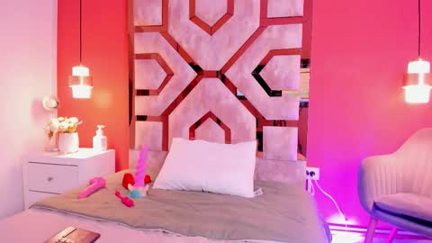 Mia online show from 03-08-26, 08:18