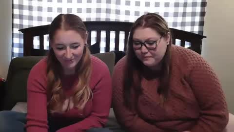 Snapshot of kai_and_eve chatting on 10-13-25, 04:18 Kai Em and Abs online show from 10-13-25, 04:18