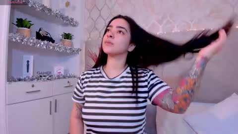 Kamila Betancourt online show from 12-21-25, 12:45