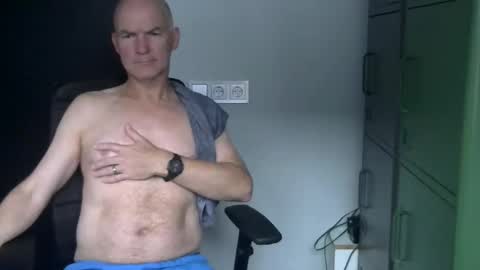 Snapshot of kapitein_rob chatting on 10-16-25, 03:35 Robbie online show from 10-16-25, 03:35