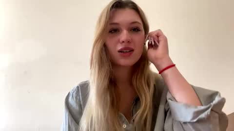 Snapshot of karisawaldon chatting on 10-17-25, 11:24 Marry online show from 10-17-25, 11:24