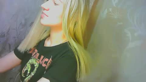 Snapshot of karolynafox chatting on 09-12-25, 08:14 Caroline Fox online show from 09-12-25, 08:14