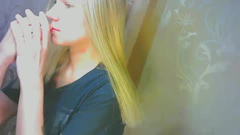 Snapshot of karolynafox chatting on 09-17-25, 10:50 Caroline Fox online show from 09-17-25, 10:50