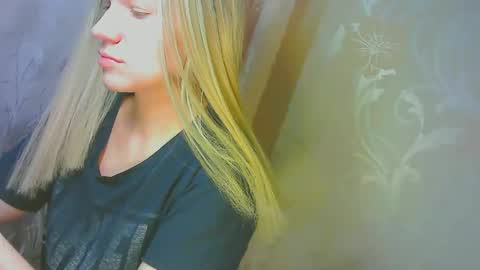 Snapshot of karolynafox chatting on 09-19-25, 08:49 Caroline Fox online show from 09-19-25, 08:49