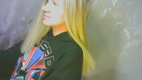 Snapshot of karolynafox chatting on 09-25-25, 10:52 Caroline Fox online show from 09-25-25, 10:52