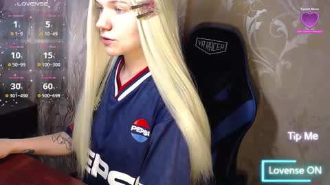 Snapshot of karolynafox chatting on 02-17-26, 10:34 Caroline Fox online show from 02-17-26, 10:34