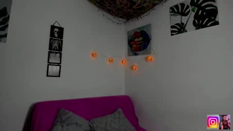 Snapshot of kassandra_james chatting on 10-25-25, 12:02 kassandra james online show from 10-25-25, 12:02