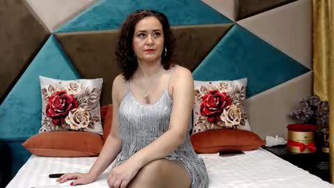 KateQueenston --  online show from 12-20-25, 11:45