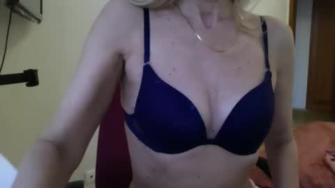 Snapshot of katia888 chatting on 03-10-25, 02:16 katia888 online show from 03-10-25, 02:16