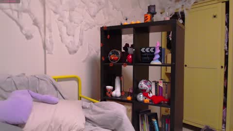 Katie Deville online show from 12-02-24, 03:47