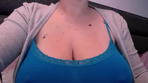 Snapshot of katynextdoor chatting on 12-14-24, 06:35 Katy online show from 12-14-24, 06:35