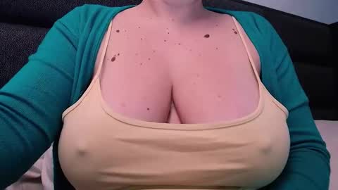 Snapshot of katynextdoor chatting on 01-16-25, 06:14 Katy online show from 01-16-25, 06:14