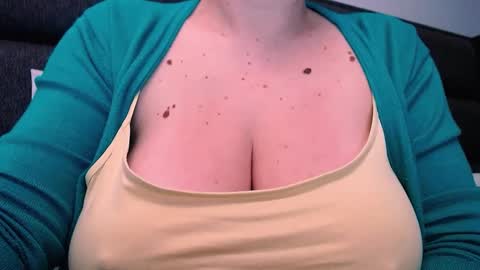 Snapshot of katynextdoor chatting on 01-17-25, 06:15 Katy online show from 01-17-25, 06:15