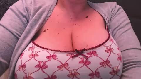 Snapshot of katynextdoor chatting on 01-25-25, 08:42 Katy online show from 01-25-25, 08:42