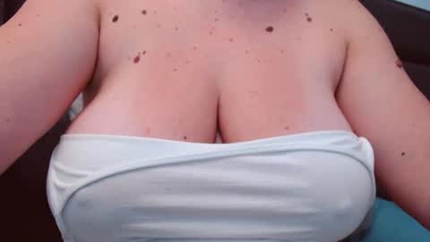 Snapshot of katynextdoor chatting on 09-19-25, 05:09 Katy online show from 09-19-25, 05:09