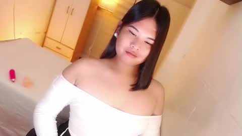 Snapshot of kayleepinay chatting on 09-29-25, 06:02 Y O U R F U T U R E K A Y L E E online show from 09-29-25, 06:02