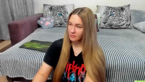 Snapshot of kendra_xx_ chatting on 10-24-25, 01:24 Kendra online show from 10-24-25, 01:24