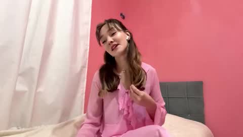 Snapshot of keniarhynard chatting on 12-17-25, 06:14 Elena online show from 12-17-25, 06:14