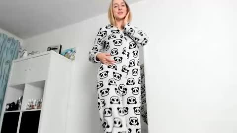 Kenzie online show from 10-25-25, 03:47