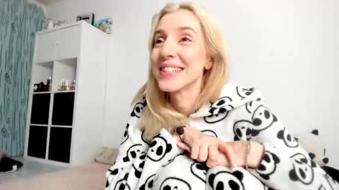 Kenzie online show from 11-06-25, 04:46