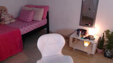 Mia  online show from 01-06-25, 09:54