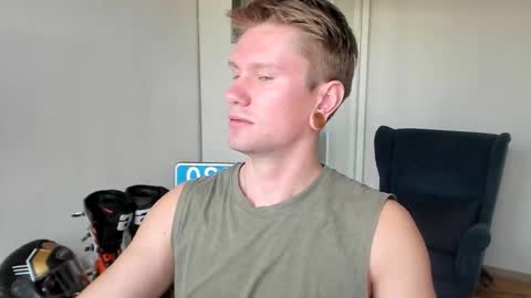 Snapshot of kevin_park chatting on 10-21-25, 08:04 Kev online show from 10-21-25, 08:04