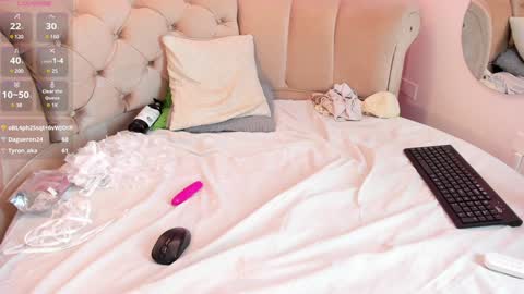 Snapshot of khloeblake chatting on 01-10-25, 10:06 Khloe online show from 01-10-25, 10:06