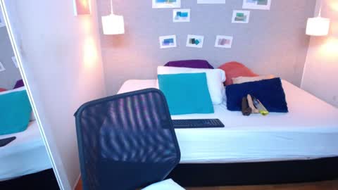 Snapshot of kiara_evanss chatting on 12-20-24, 09:28 Kiara online show from 12-20-24, 09:28